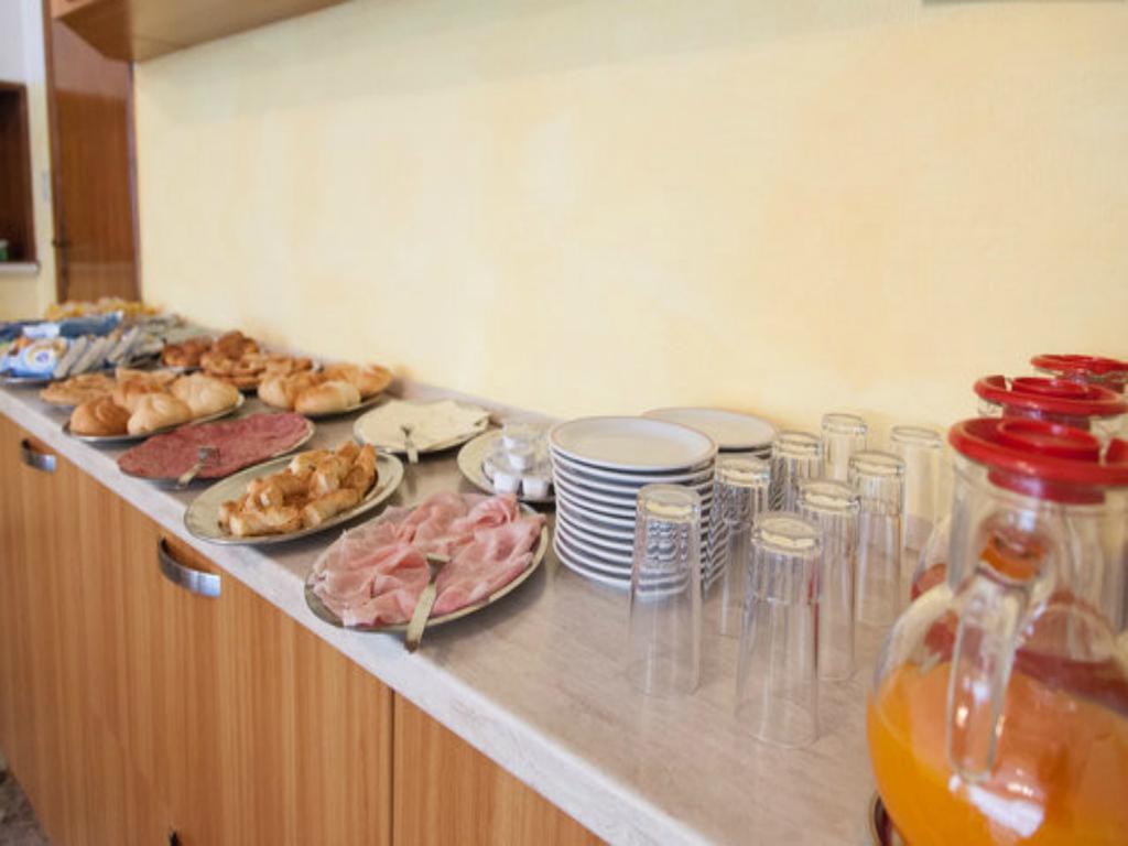 Hotel Ronconi Римини Екстериор снимка