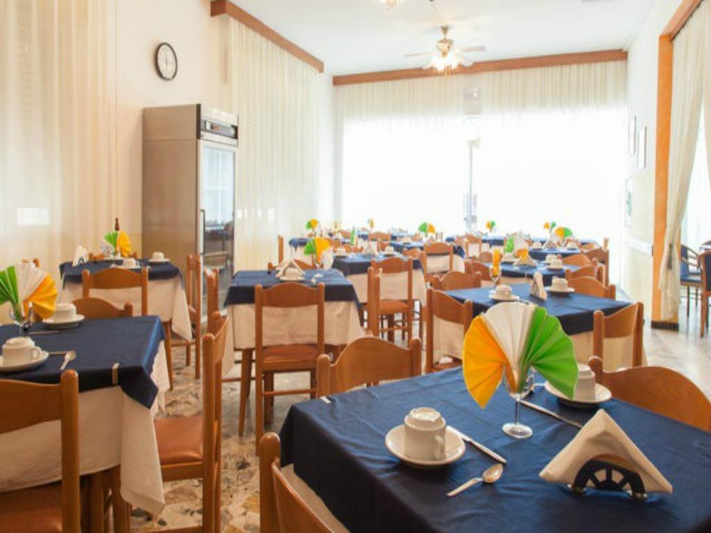 Hotel Ronconi Римини Екстериор снимка