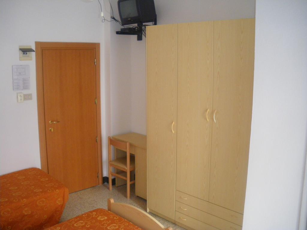 Hotel Ronconi Римини Екстериор снимка
