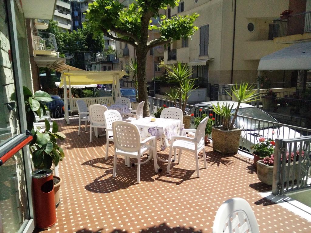 Hotel Ronconi Римини Екстериор снимка