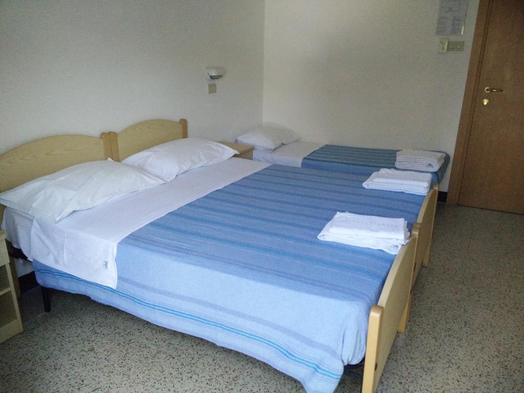 Hotel Ronconi Римини Екстериор снимка