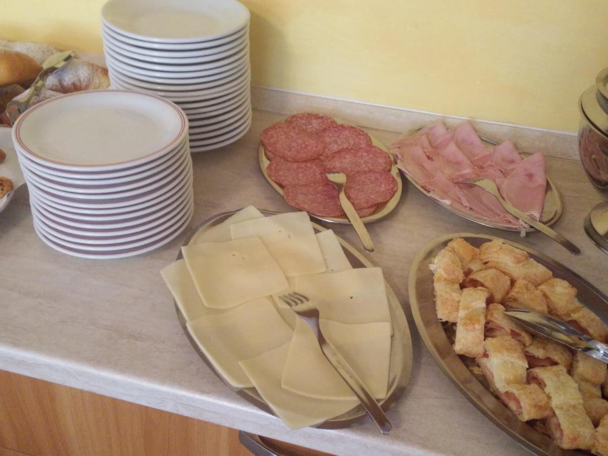 Hotel Ronconi Римини Екстериор снимка