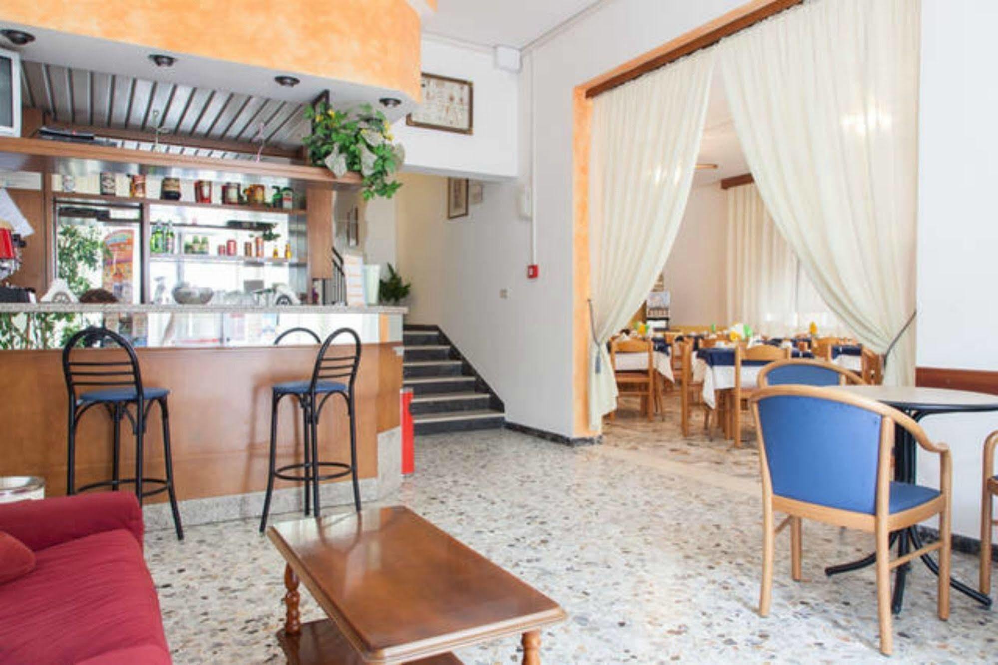 Hotel Ronconi Римини Екстериор снимка
