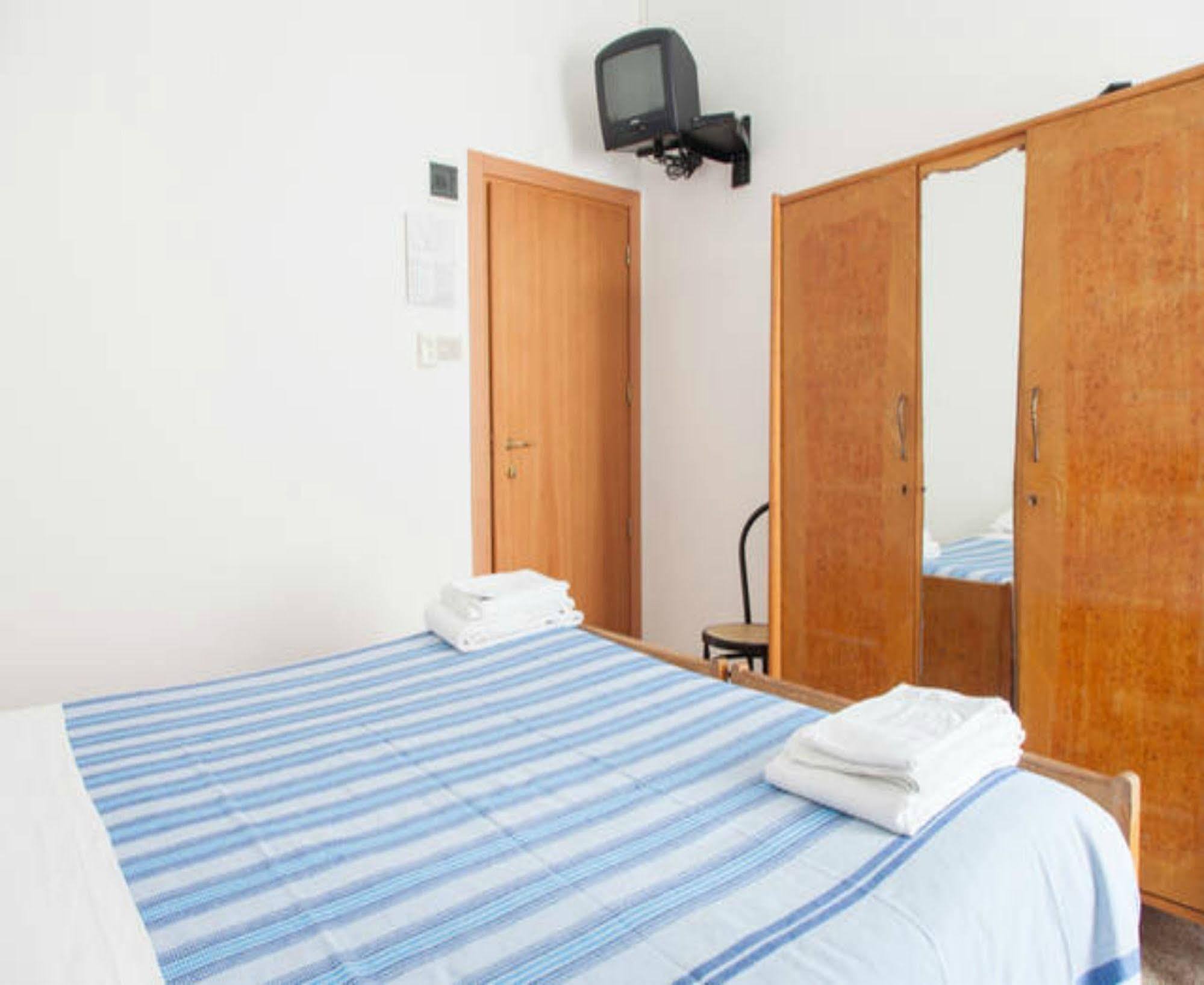 Hotel Ronconi Римини Екстериор снимка