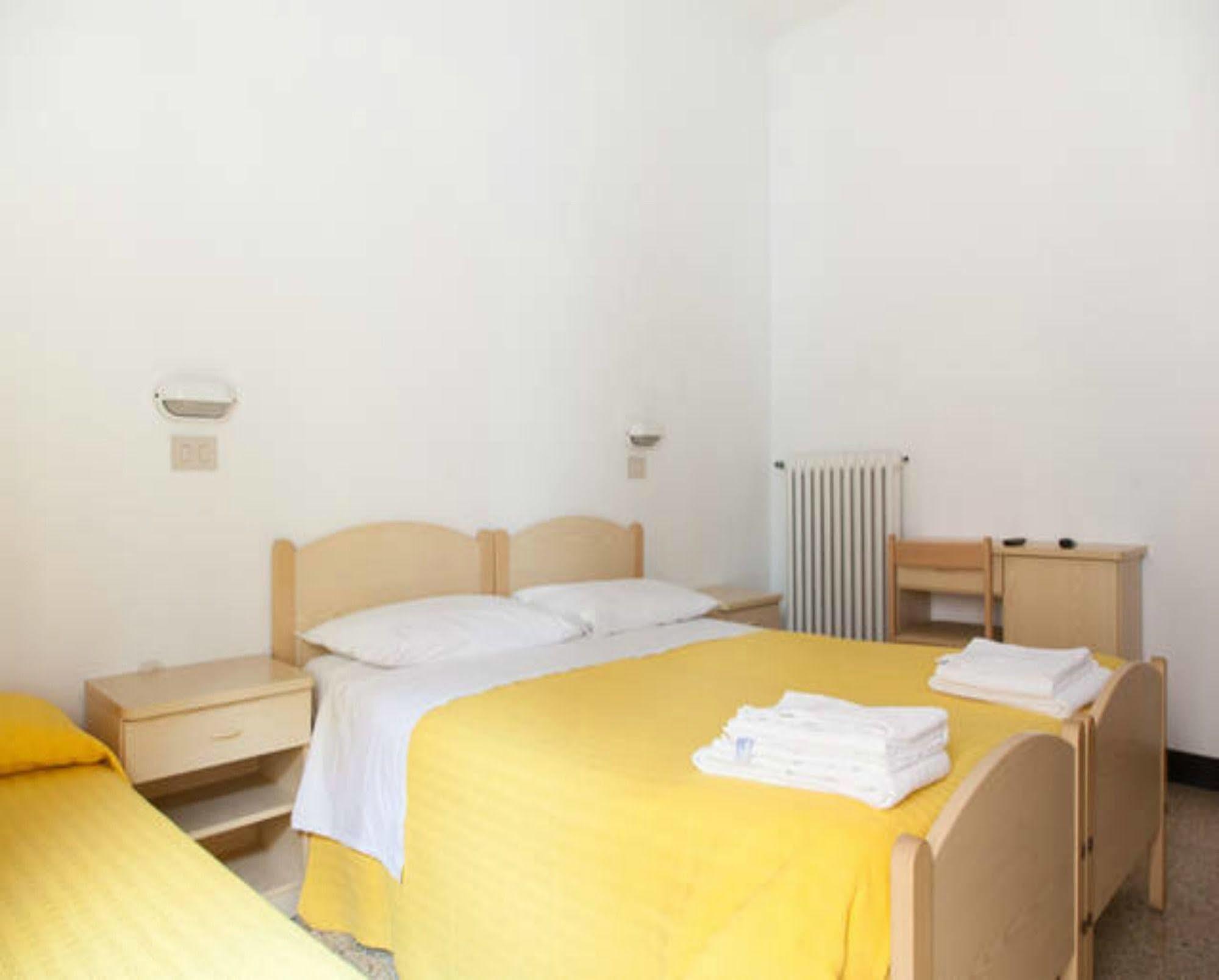 Hotel Ronconi Римини Екстериор снимка
