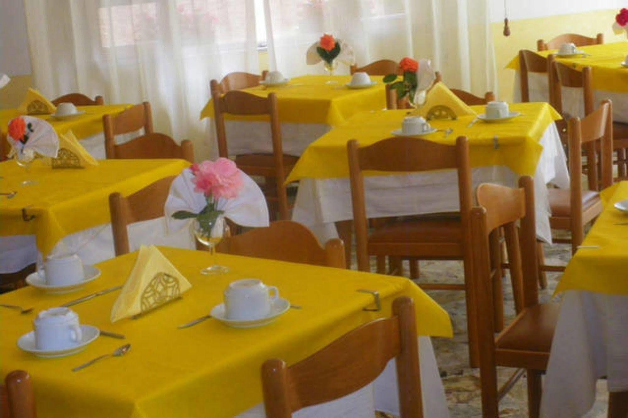 Hotel Ronconi Римини Екстериор снимка
