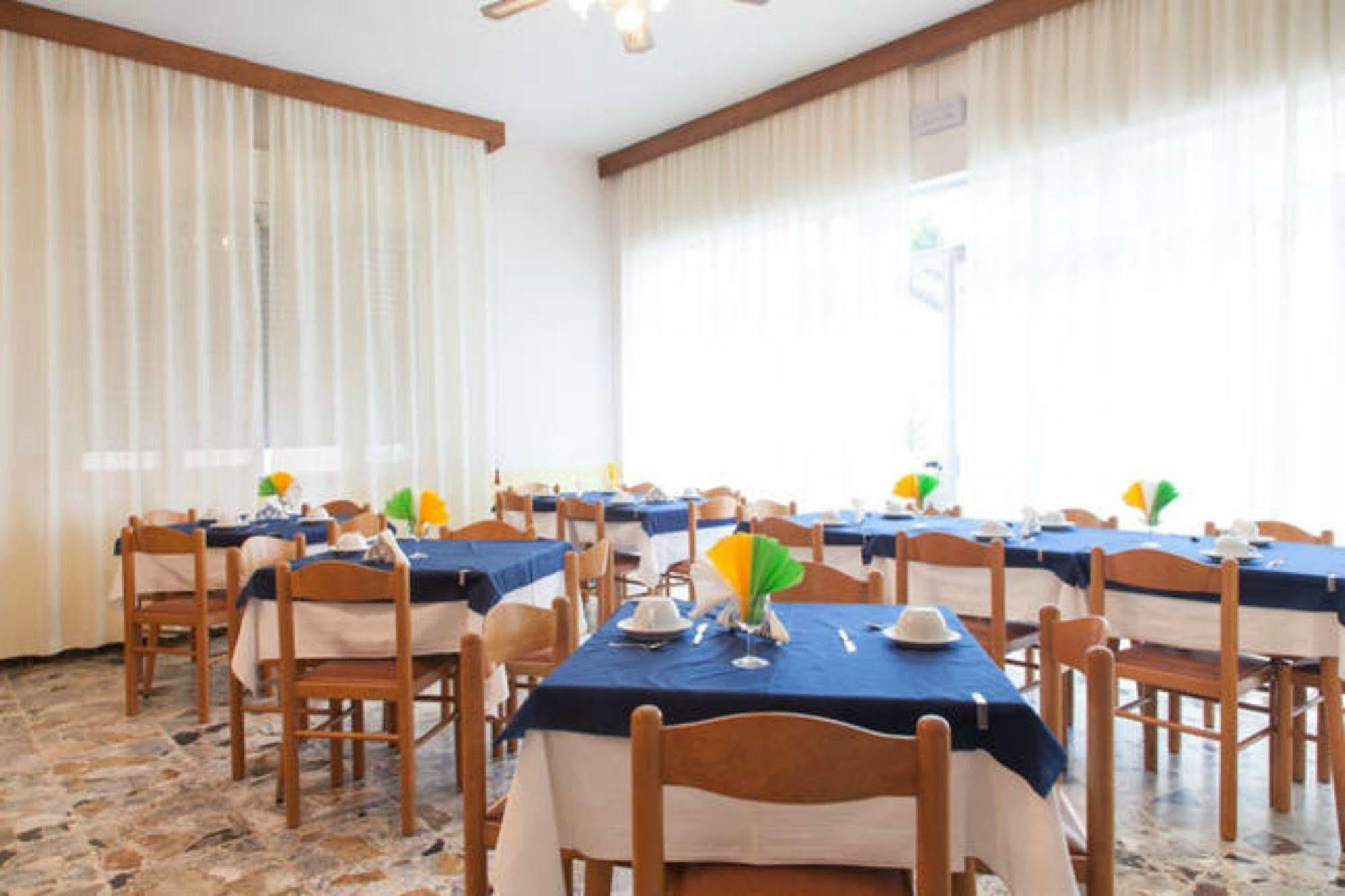 Hotel Ronconi Римини Екстериор снимка