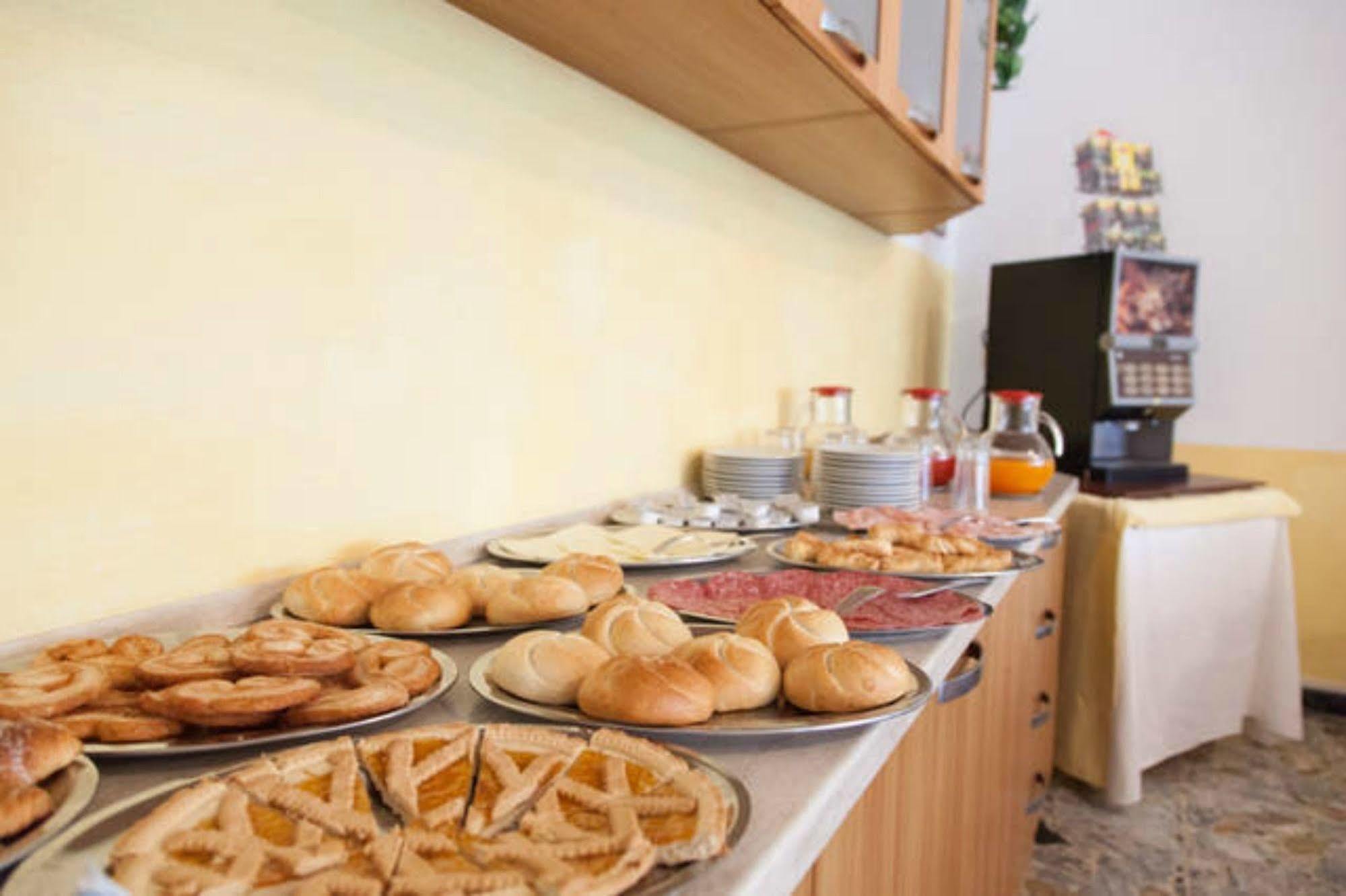 Hotel Ronconi Римини Екстериор снимка